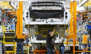 通用投资灵活生产战略，同时生产电动车与燃油车